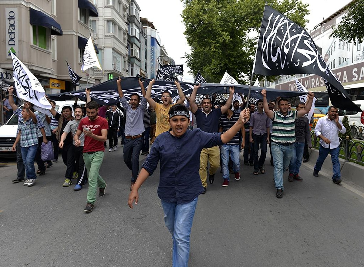 İstanbul da Cuma Namazı Sonrası Hilafet Yürüyüşü