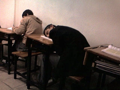 Ceketin kolundan kulaklığı geçirip müzik dinlemek.