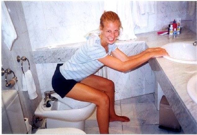 Телочка ледибой сидит на утизате и моет писю после туалета