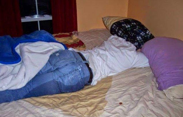 Муж сфотографировал зад спящей жены фото
