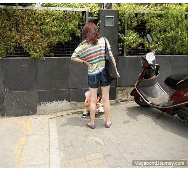 Смотреть как девушки писают на улице фото фото