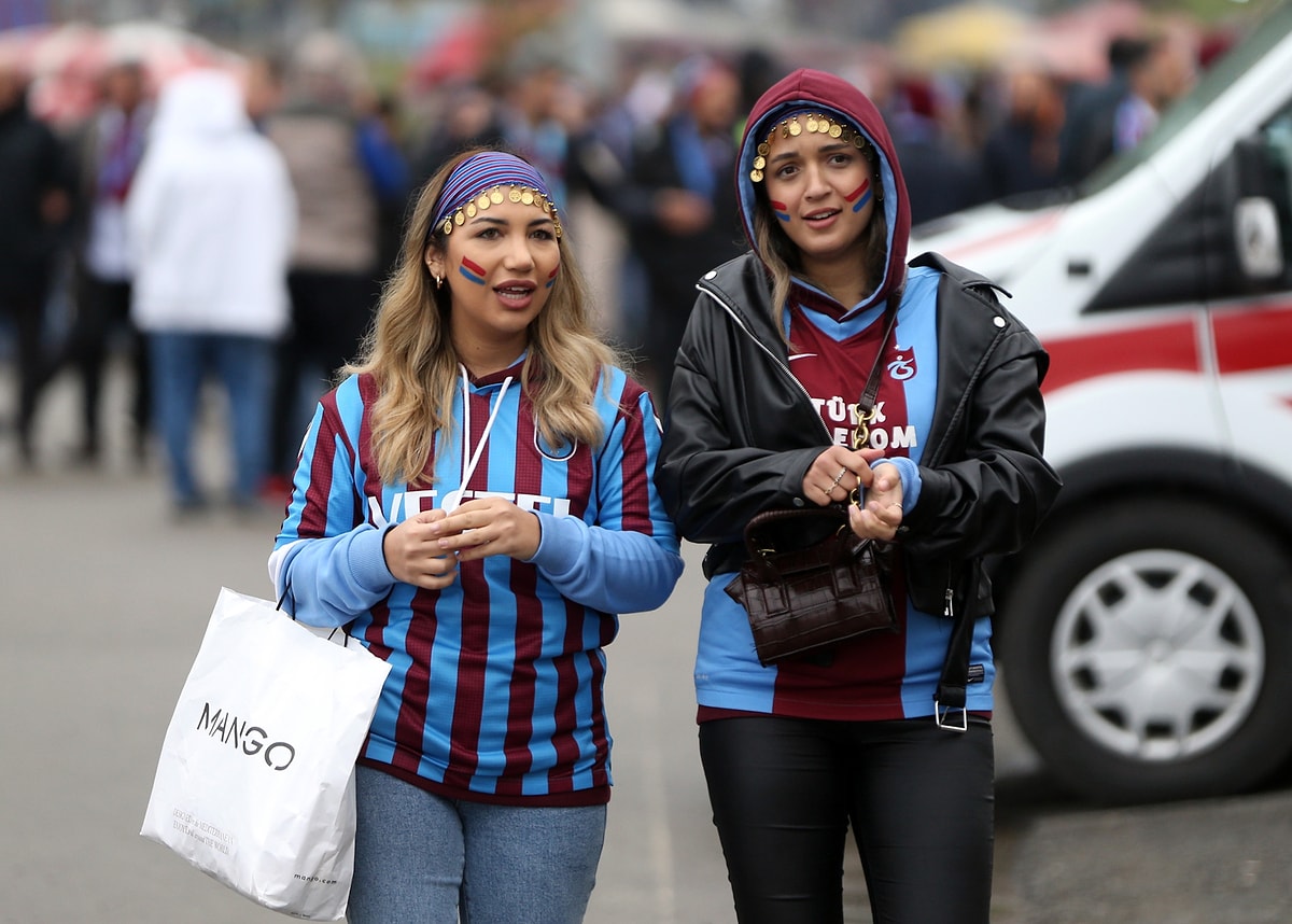 Trabzon Bordo Maviye Boyand Ampiyonlu U Bekliyor