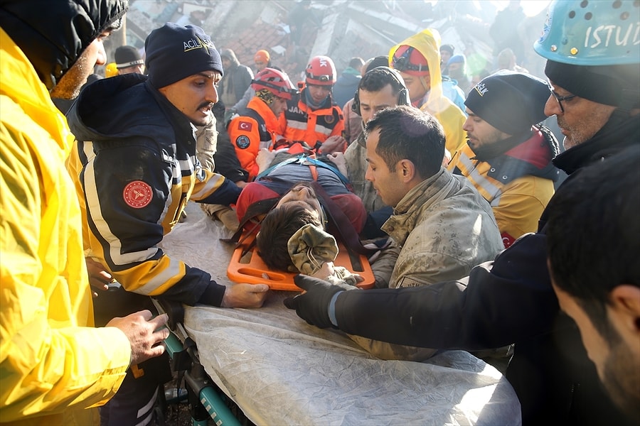 Imizin Yand Deprem B Lgesinde Enkaz Alt Ndan Kurtar Lan Hayvan