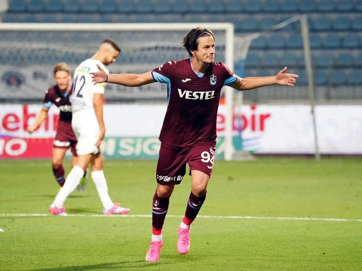 Trabzonspor Un Gen Futbolcusu Enis Destan N Annesi Abdullah Avc Ya