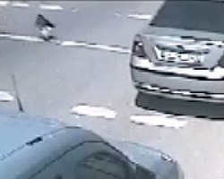 Hız Sınırını Aşan Otomobil Karşı Şeride Uçtu!