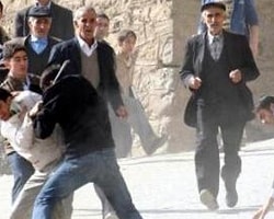 Gençlerin kavgasını havaya ateş açarak önledi