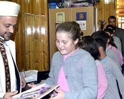 İmama kafa attı
