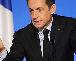Sarkozy'ye yumurtalı protesto