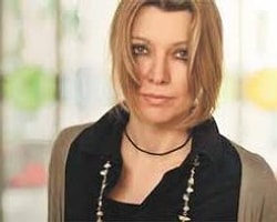 Elif Şafak'ın Kredi Notu Düştü