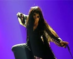 Eurovision Birincisi Aynur Aydın'ın Vokalisti Çıktı