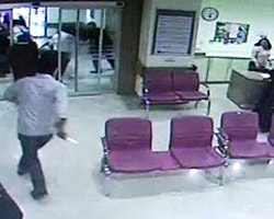 Eşi Düşük Yaptı, Kadın Doğum Doktorunu Bıçakladı
