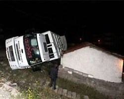 Kamyon Çatıya Devrildi