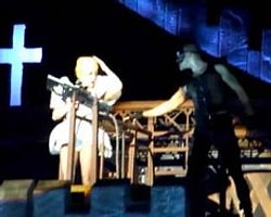 Lady Gaga Sahnede Başından Yaralandı