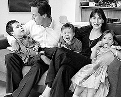 Başbakan Cameron Kızını Barda Unuttu
