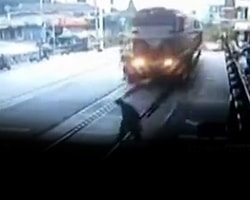 90 Yaşındaki Kadını Tren Biçti
