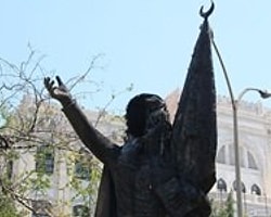 Sabiha Gökçen'in Heykelini Yaktılar