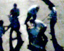 Polis Sürücüyü Çocuklarının Önünde Dövdü - Video