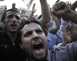 Mısırlı Generaller Tahrir Meydanı'nda Protesto Ediliyor