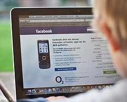 Facebook Sohbetleri Okuyor