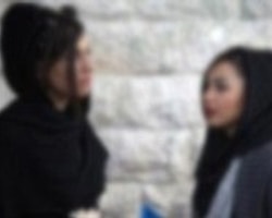 İran’da İki Kız “Örtünün” Diyen Din Adamını Dövdü