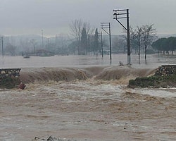 Edremit'te Sel Karayolunu Yuttu