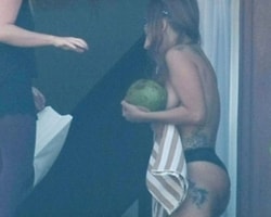 Lady Gaga Üstsüz Yakalandı!