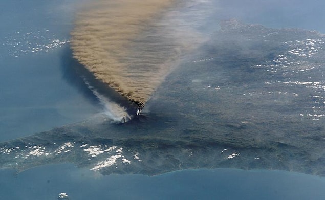 25. Etna Volkanı – Sicily, Italya (Ekim 2002)