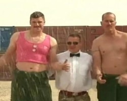İngiliz Askerler 'Gangnam Style' İle Yardım Topluyor
