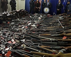 Amerikalılar Silahlarını Teslim Etmeye Başladı