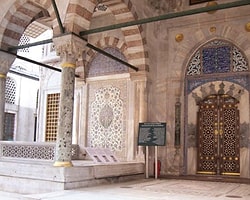Ayasofya'da Bir Levha: 'Hırsız Louvre'