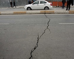 Yol Bile Çatladı