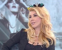 Hande Yener Babasını Defnedip Sahneye Çıkacak