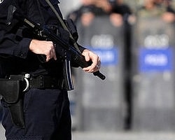 Çevik Kuvvet Polisini Karıştıran İntihar