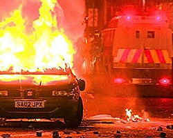 K. İrlanda'da Olaylar: 10 Polis Yaralı