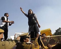 Tecavüz Sanıklarının Yargılanmasına Delhi'de Başlandı