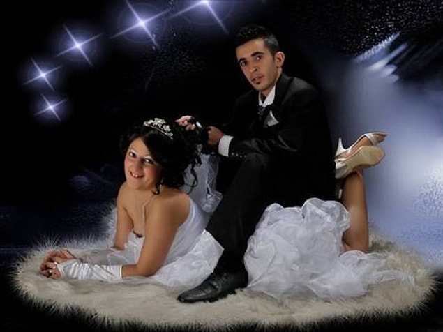 11. Nikah cüzdanını ellerine aldıkları andan itibaren bekar arkadaşlarına evlilik övmeleri ve tahmini düğün tarihi sormaları.