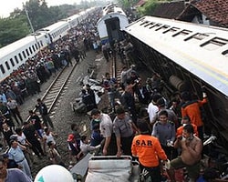 Viyana'da İki Yolcu Treni Çarpıştı, 5'İ Ağır Onlarca Yaralı Var