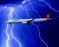 Thy Uçağına Yıldırım Çarptı