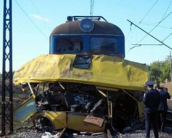 Tren İşçi Servisine Çarptı: 1 Ölü