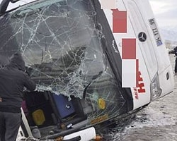 Yolcu Otobüsü Devrildi: 23 Yolcu Yaralı