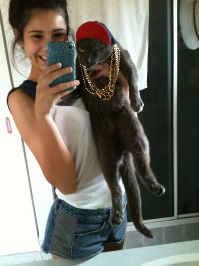 40. hatunla selfie çekilen kedi