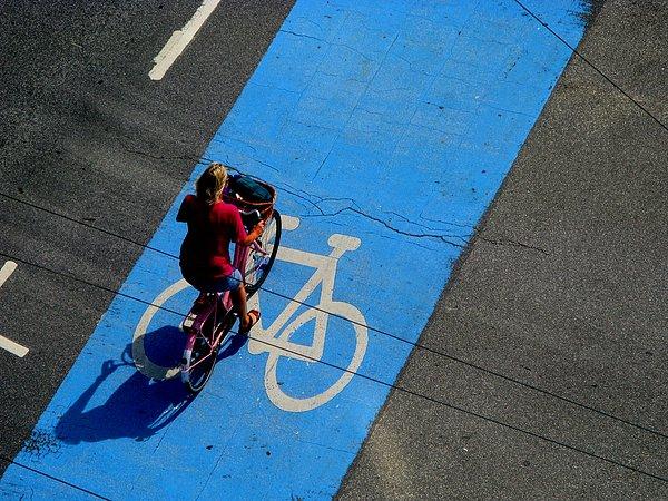 Hollanda Hükümeti bisikletlerin kullanımı yaygınlaştırmak için birçok bisiklet yolu inşa etti. Ayrıca şehirler bu yollar etrafında tasarlanırken motorlu taşıtlar ikinci planda tutuldu.