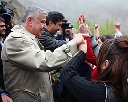 Hakkari'ye Giden Akil İnsanlara Türkçe Şarkıyla Karşılama