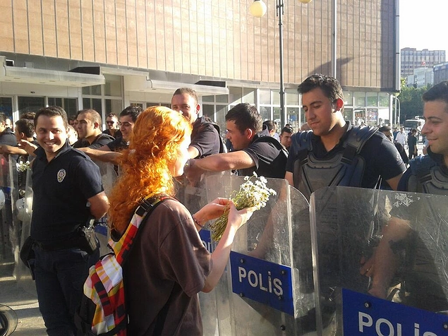 Gezi Parkı Eylemlerinden Gülümsetecek ve Yüreğinizi Isıtacak Fotoğraflar