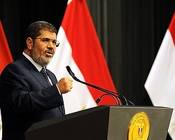 Mursi, Başbakan Kandil ve Savunma Bakanı Sisi ile Görüştü