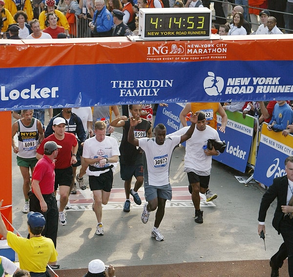 2. Или фотографиями марафона, в котором они принимали участие.