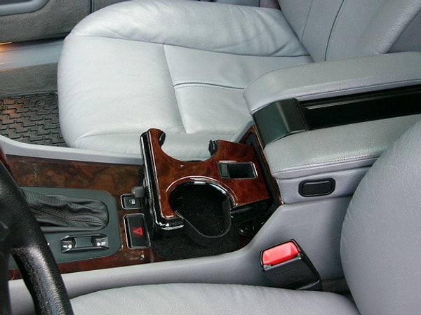 6. Держатели для стаканов в машинах.