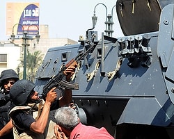 Mursi'nin ve İhvan Liderlerinin Evine Baskın