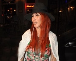 Hande Yener de Gece Şapka Takma Modasına Uydu!
