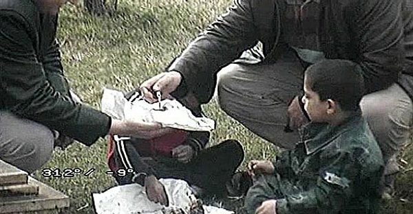 2. Полицейские из города Килис (Турция), которые увидели в камеру детей, пытающихся зажечь свечи, чтобы отметить день рождения, и побежали к ним на помощь.